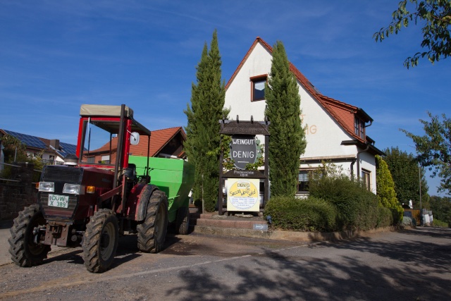Foto: Traktor vor Weingut
